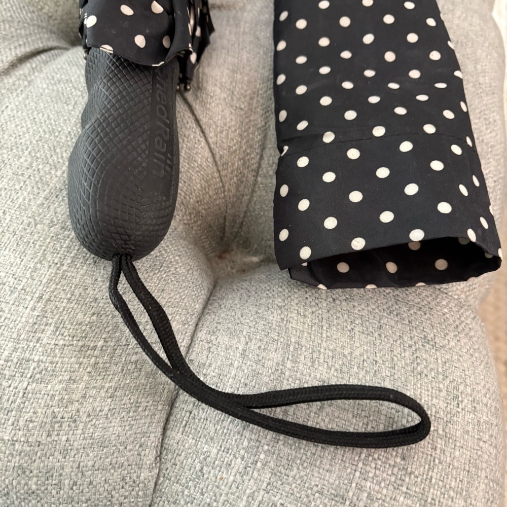SHE RAIN Black and White Polkadot Compact Umbrella - Picture 4 of 4